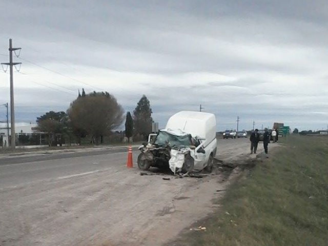 Un hombre murió tras el choque frontal entre una camioneta y un camión ...