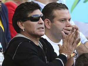 La FIFA quiere prohibirle a Maradona ingresar a los estadios
