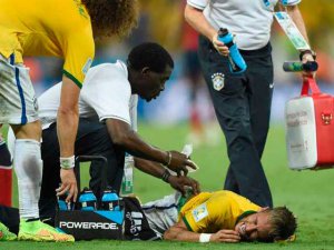 La peor noticia para Brasil: Neymar se fracturó una vértebra y se queda afuera del Mundial