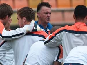 Holanda realizó su último entrenamiento y Van Gaal no definió el equipo