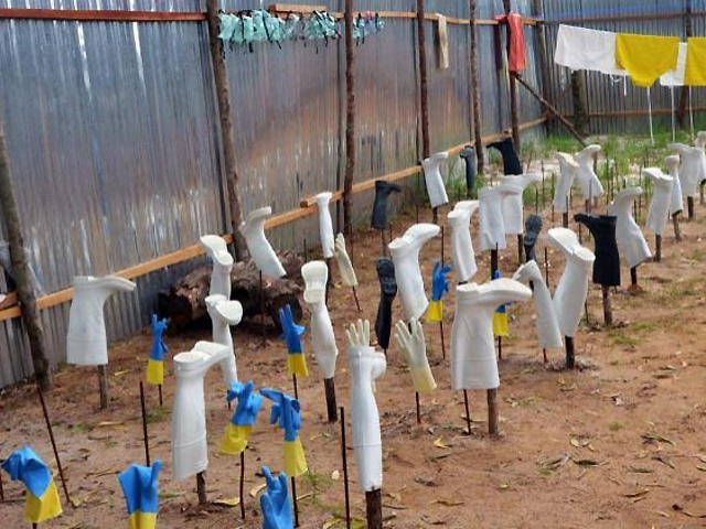 Equipos de de protección contra el ébola secándose tras su uso en Liberia. Afp