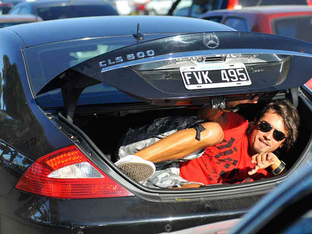 Juan Soler saliendo del auto de Jelinek. Foto: Diario Muy