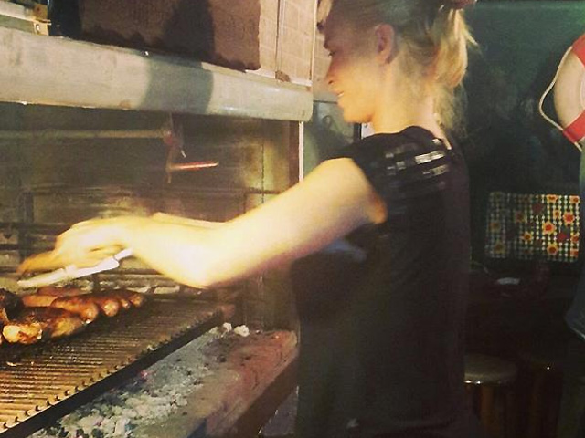 Claudia Fern&aacute;ndez en la parrilla de su abuelo.
