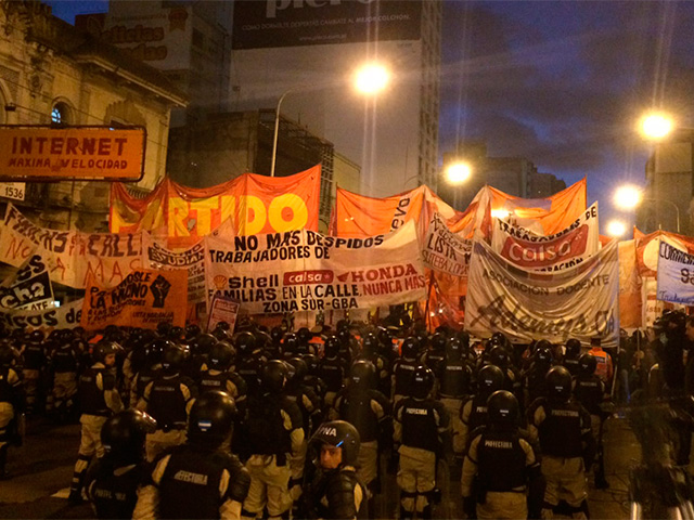 Unos 200 manifestantes cortan la avenida Mitre en Avellaneda- La Nación