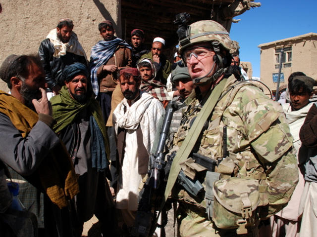 Un soldado estadounidense habla con afganos en Wardak.
