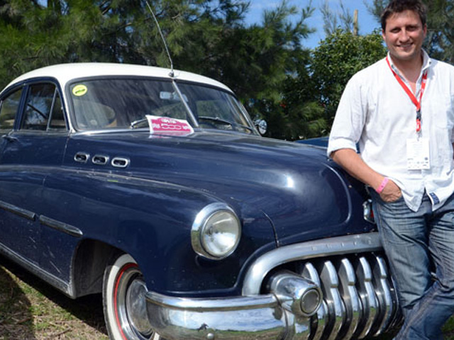 Germ&aacute;n Rohner, junto a su preciado Buick Eight de 1950.