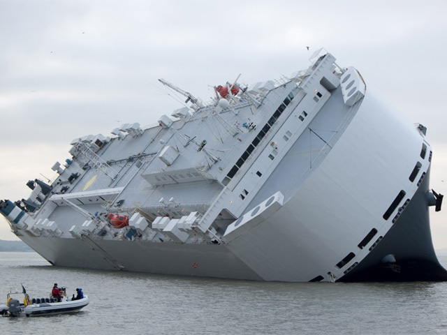 El carguero Hoegh Osaka es asistido luego de encallar frente a la costa inglesa.