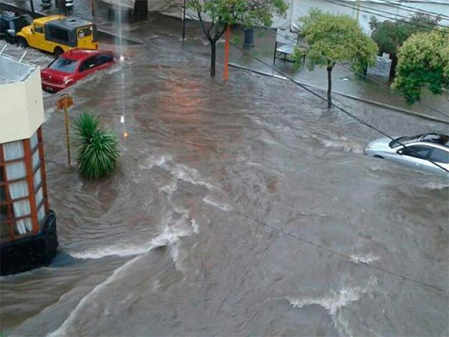 Villa Carlos Paz. Calles inundadas y autos arrastrados. La Voz del Interior