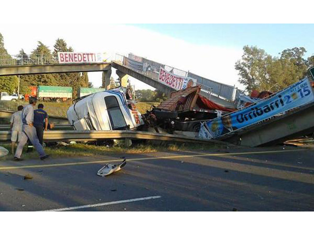 Cayó un puente peatonal en la ruta 14 tras ser chocado por un camión ...
