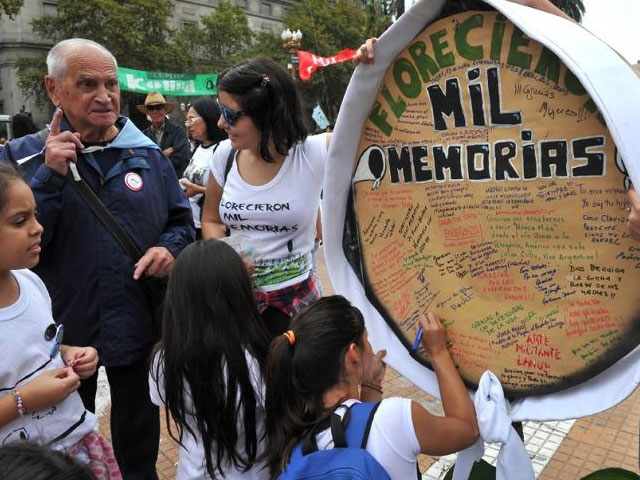 Miles de personas marcharon a Plaza de Mayo a 39 años del golpe cívico ...