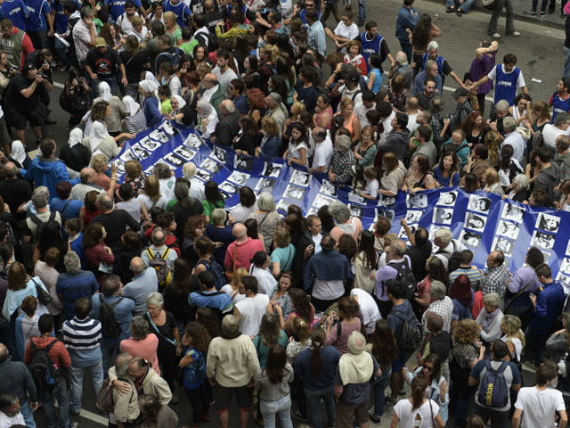 Miles de personas marcharon a Plaza de Mayo a 39 años del golpe cívico ...