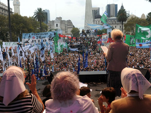 Miles de personas marcharon a Plaza de Mayo a 39 años del golpe cívico ...