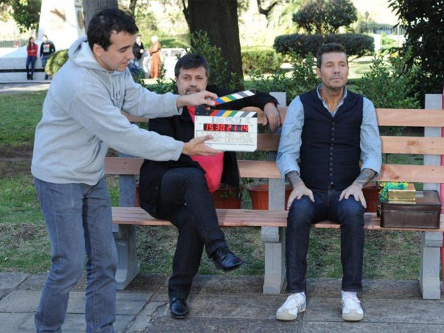 Marcelo Tinelli en una escena del rodaje con el DT Caruso Lombardi