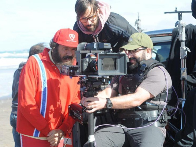 Marcelo Tinelli chequeando las escenas con el productor Nacho Lecouna.