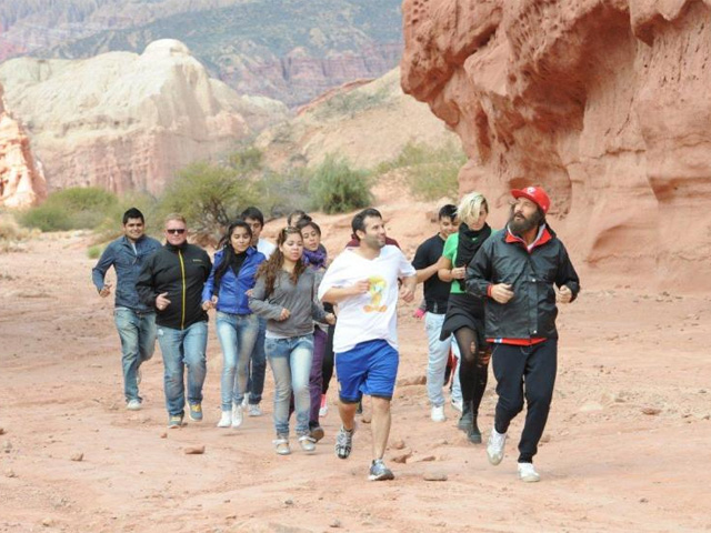 Marcelo Tinelli y sus "seguidores" corriendo en un paisaje de Salta.