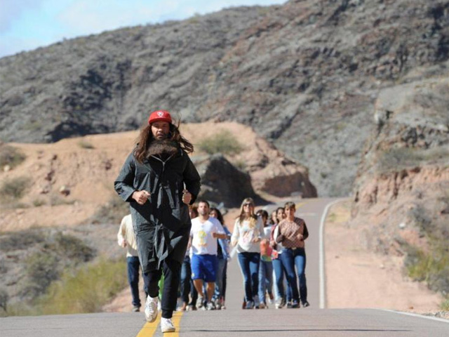 A la manera de Tom Hanks, corre y comienza a ser seguido.