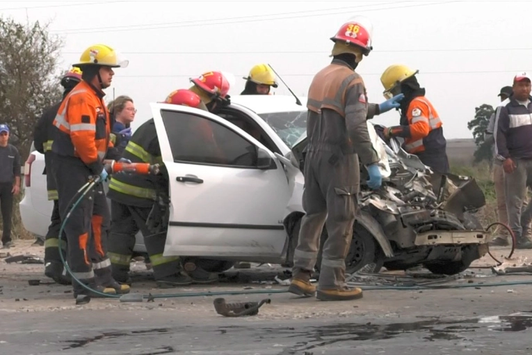 Bomberos rescataron a dos heridos tras impresionante choque frontal en Ruta 32