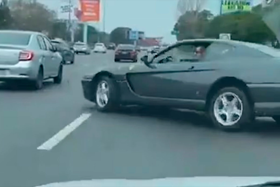 La Ferrari cruzada en la avenida Lugones.