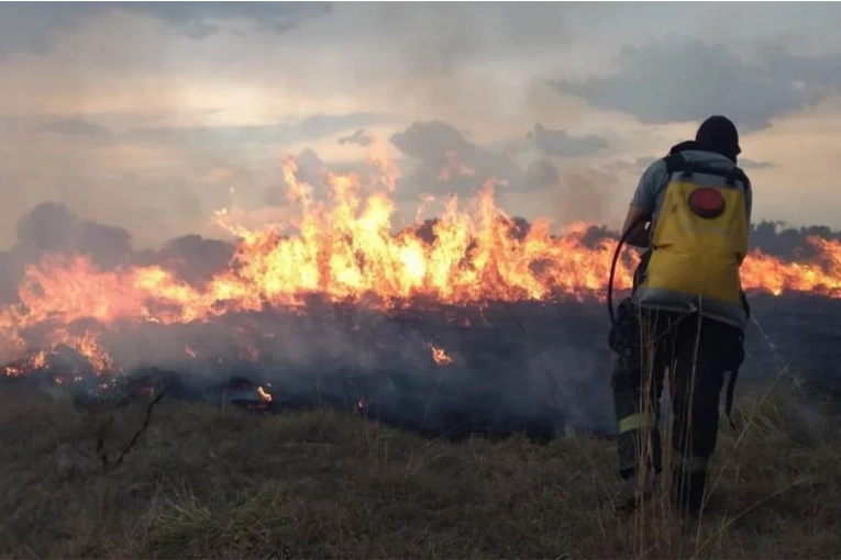 Envían asistencia para combatir los incendios en Tucumán, La Rioja y Corrientes