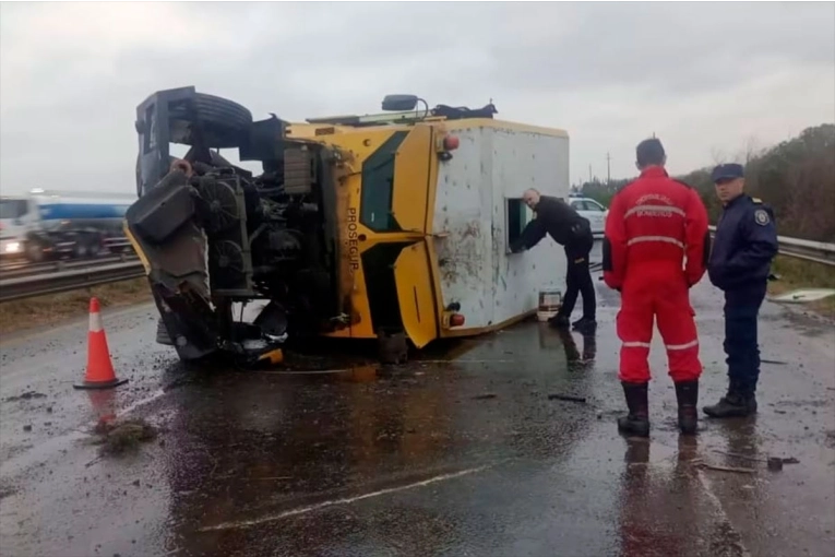 Volcó un camión de caudales en la Autovía 14 y dos personas fueron hospitalizadas