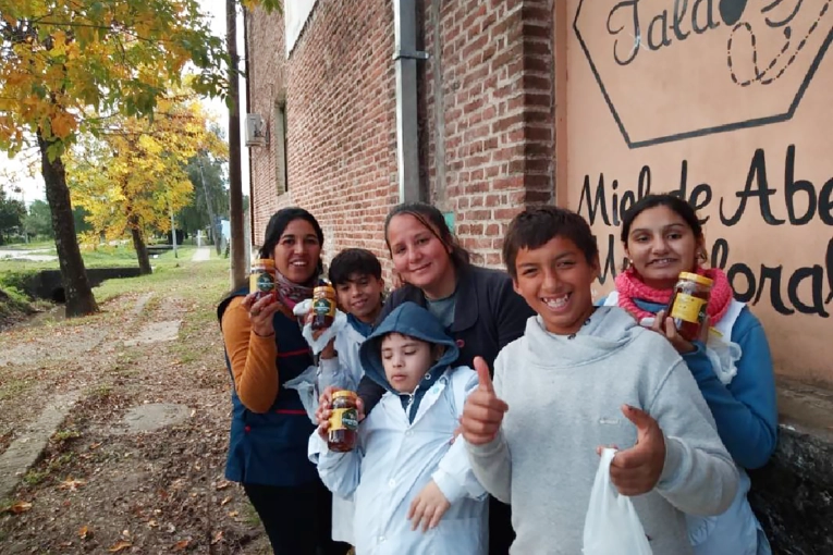 Escuela integral de Rosario del Tala implementa proyecto educativo sobre apicultura