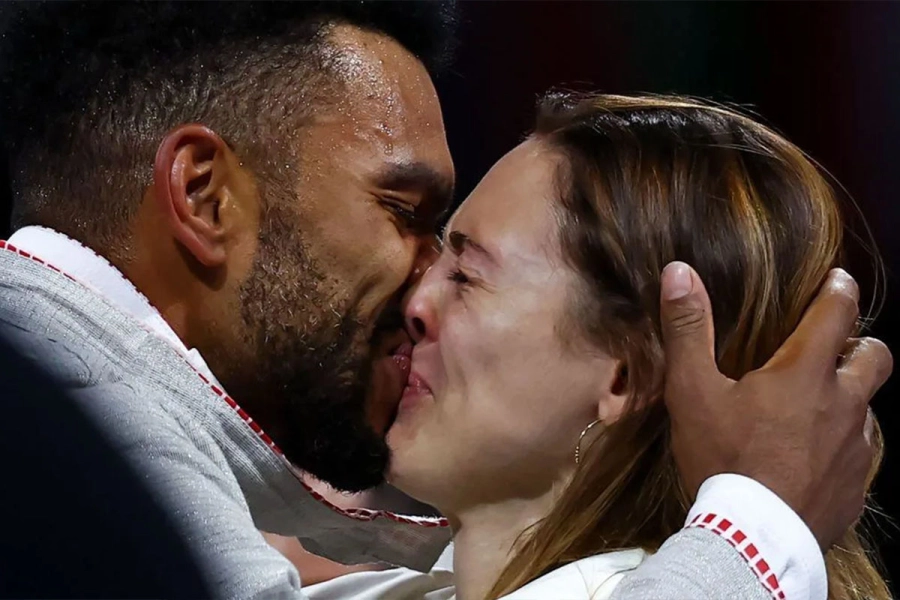 El esgrimista franc&eacute;s Bolade Apithy celebra con su esposa, Manon Apithy-Brunet, la medalla de bronce.