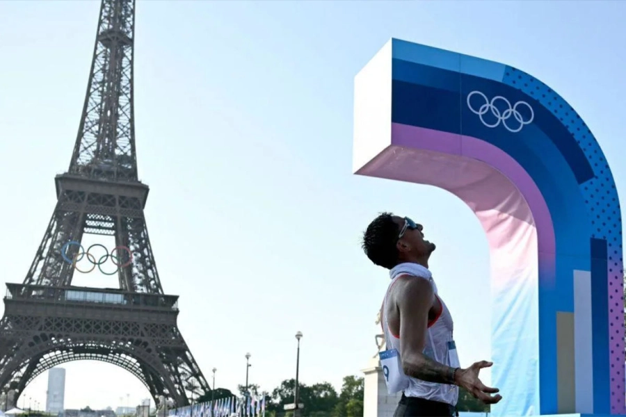 Daniel Pintado, de Ecuador, celebra su haza&ntilde;a ante la torre Eiffel.