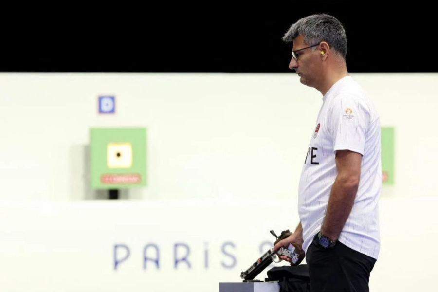 En un acto inusual, el tirador turco Yusuf Dikec logr&oacute; la medalla de plata en pistola de aire sin utilizar ninguna ayuda especializada.