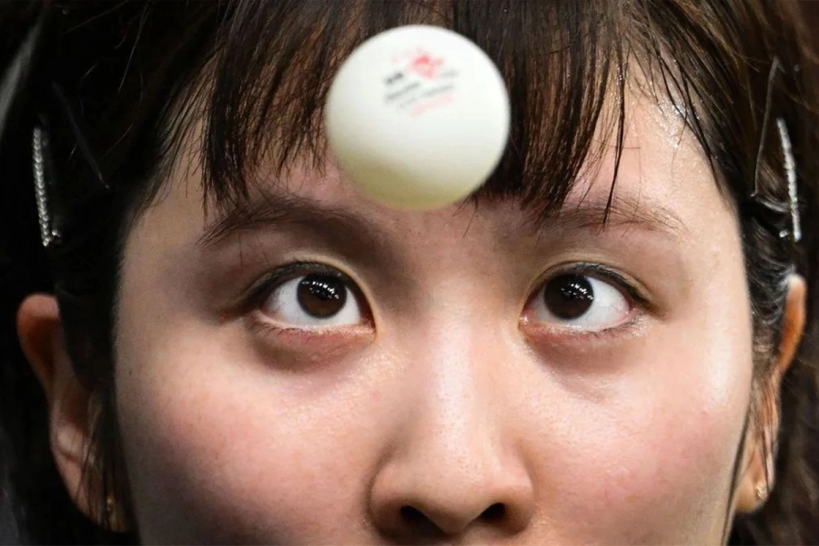 Miu Hirano de Jap&oacute;n no pierde la vista de la pelota durante un juego de tenis de mesa en Par&iacute;s 2024.