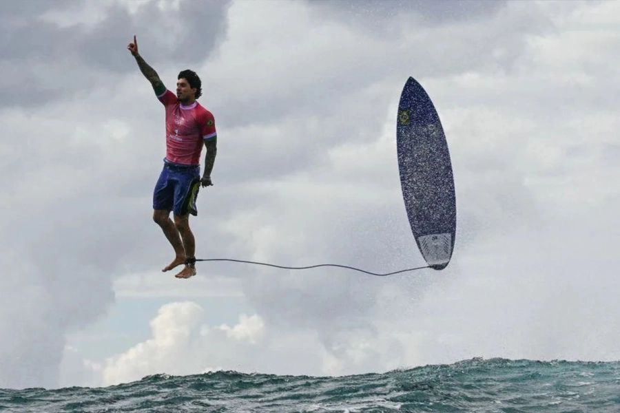 Una de las fotos del a&ntilde;o: la del surfista brasile&ntilde;o Gabriel Medina como suspendido en el aire junto a su tabla.