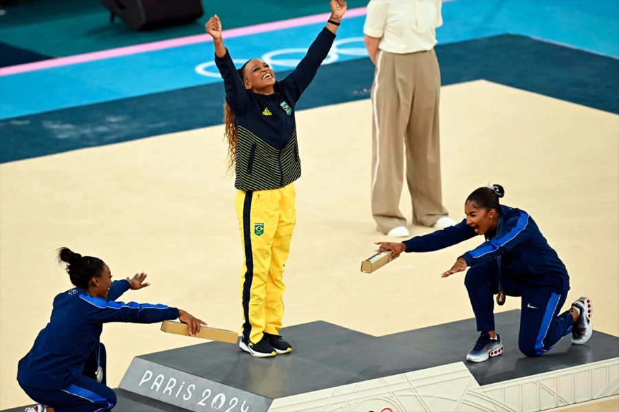 Simone Biles (izquierda) y Jordan Chiles se inclinan ante Rebeca Andrade en los Juegos Olímpicos de París, el lunes 5 de agosto. (AP)