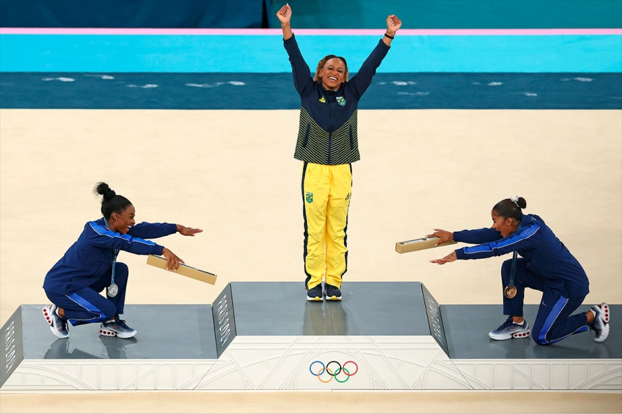 Simone Biles (izquierda) y Jordan Chiles se inclinan ante Rebeca Andrade en los Juegos Olímpicos de París, el lunes 5 de agosto. (AP)