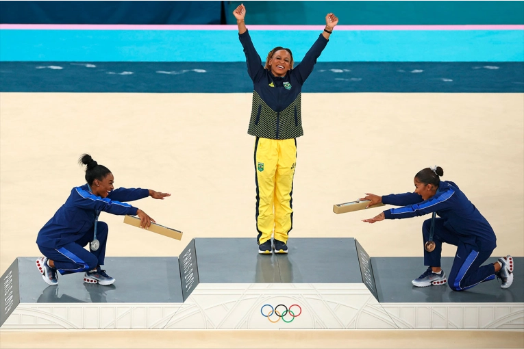 El espíritu olímpico en una foto: el gesto de las gimnastas con la campeona