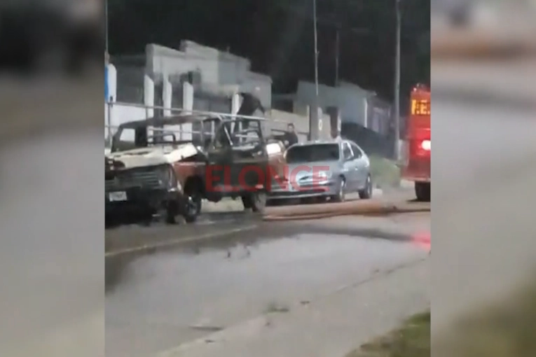 Video: dispararon contra un domicilio y quemaron una camioneta en Paraná