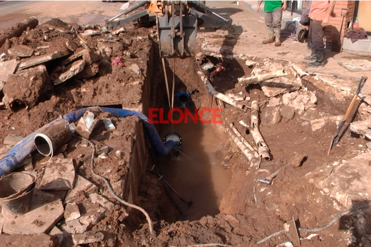 Restringen el suministro de agua en una zona de avenida Almafuerte