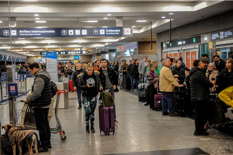 Anunciaron sanciones para trabajadores aeronáuticos que hicieron paro en Aeroparque
