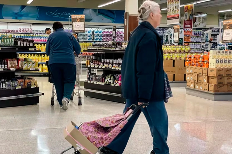 Jubilados pueden ahorrar en supermercados con descuentos y reintegros de ANSES