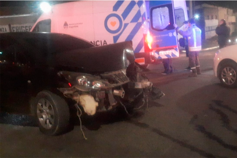 Auto chocó contra una columna en Paraná:  el conductor fue hospitalizado