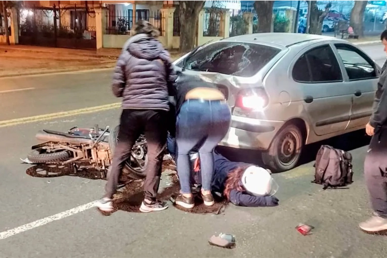 Funcionaria policial resultó herida tras choque entre moto y auto