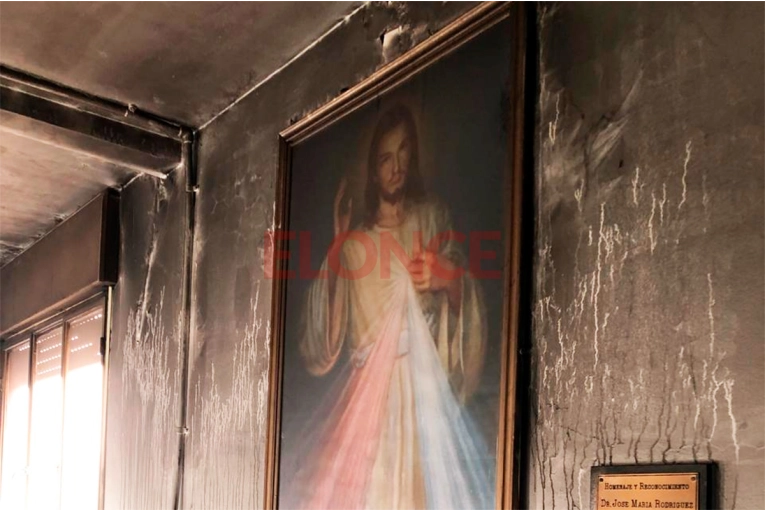 Una imagen de Jesús quedó intacta tras el incendio en el Hospital San Roque: “Es una señal de protección”