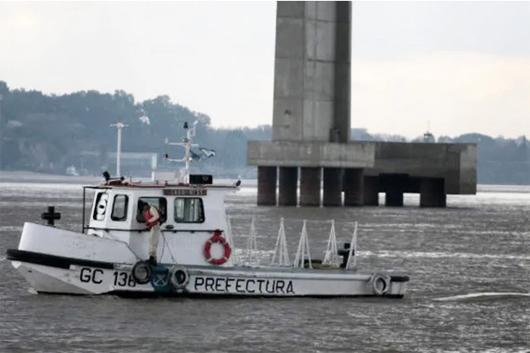 Buscan a un hombre que cayó al río en Victoria al darse vuelta una embarcación