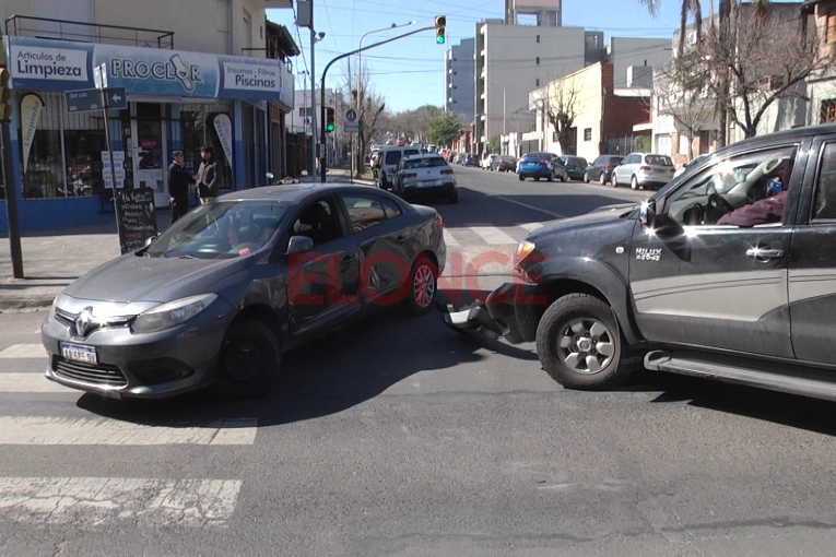 Chocaron auto y camioneta en esquina semaforizada: conductor adujo que estaba “angustiado”