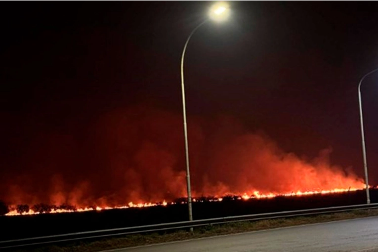 Se produjo un incendio de grandes dimensiones en el aeropuerto de Santa Fe