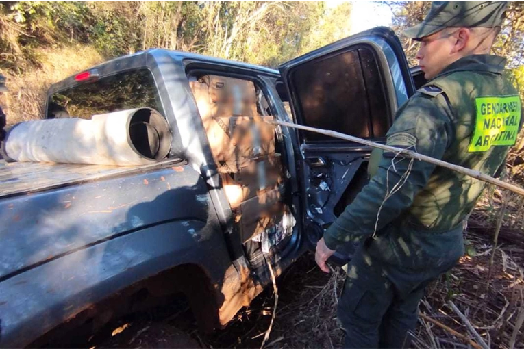 Abandonan una camioneta con 19.100 paquetes de cigarrillos de contrabando