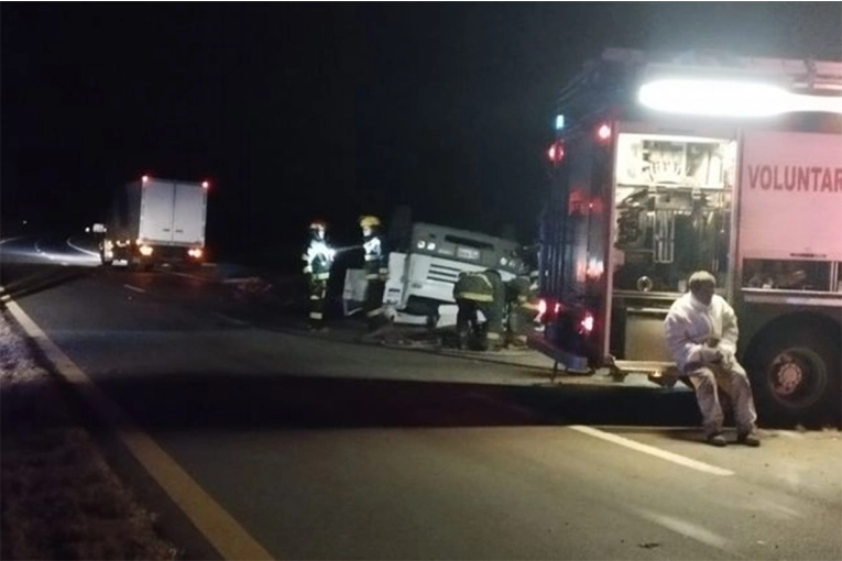 Un muerto tras el vuelco de un camión cargado de carne