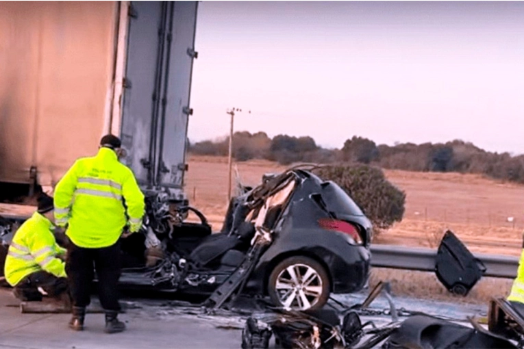 Murieron dos personas en un impresionante choque: auto terminó abajo de un camión