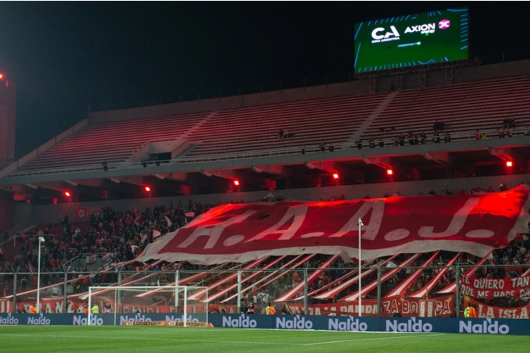 Se desprendió otra parte de la tribuna de la cancha de Independiente