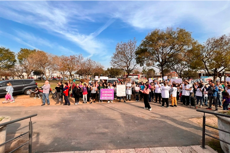 Un grupo de docentes se manifestó contra el gobernador Frigerio en Gualeguaychú