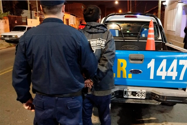 Detenidos por robos y hechos de violencia: un sujeto robó quesos por $57.676