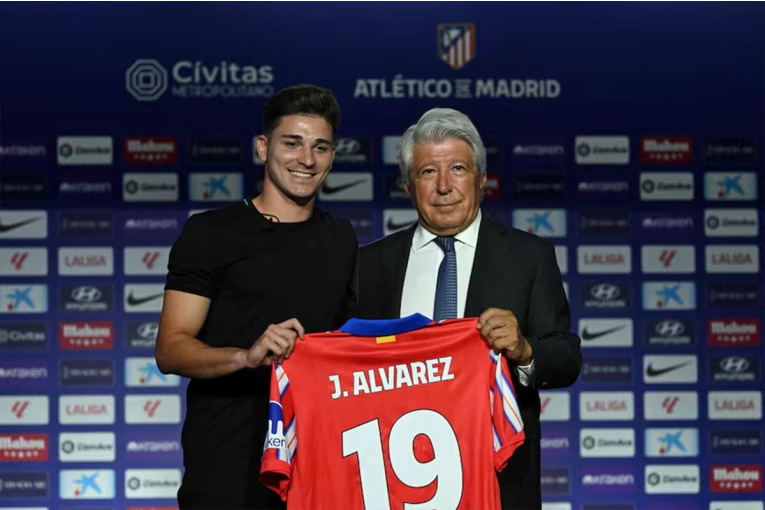 Julián Álvarez fue presentado en Atlético Madrid: “No me siento un superhéroe”